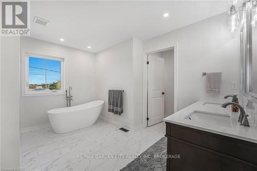 25 Haight Street, St. Catharines (455 - Secord Woods), ON - Indoor Photo Showing Bathroom