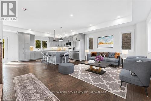 25 Haight Street, St. Catharines (455 - Secord Woods), ON - Indoor Photo Showing Living Room