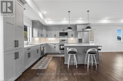 25 Haight Street, St. Catharines (455 - Secord Woods), ON - Indoor Photo Showing Kitchen With Upgraded Kitchen