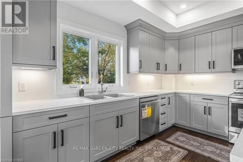 25 Haight Street, St. Catharines (455 - Secord Woods), ON - Indoor Photo Showing Kitchen With Double Sink