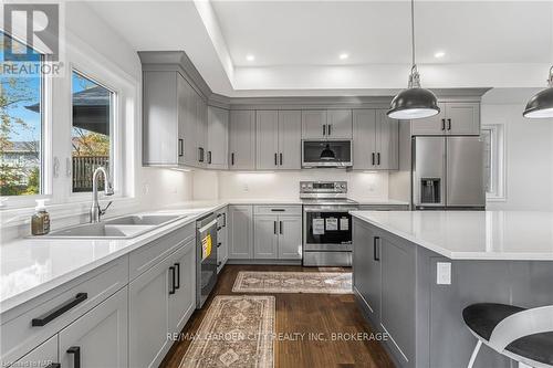 25 Haight Street, St. Catharines (455 - Secord Woods), ON - Indoor Photo Showing Kitchen With Double Sink With Upgraded Kitchen