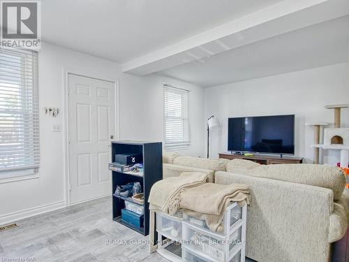 43 St George Street, St. Catharines, ON - Indoor Photo Showing Living Room