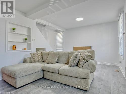 43 St George Street, St. Catharines, ON - Indoor Photo Showing Living Room