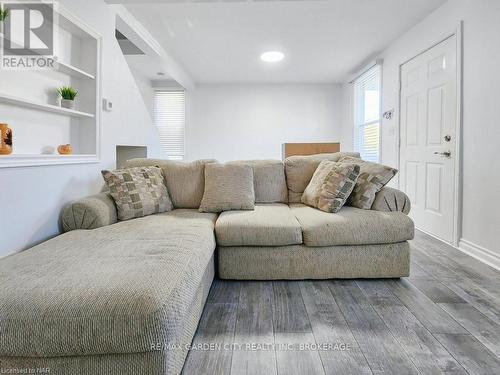 43 St George Street, St. Catharines, ON - Indoor Photo Showing Living Room