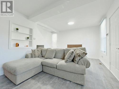 43 St George Street, St. Catharines, ON - Indoor Photo Showing Living Room