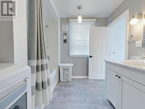 43 St George Street, St. Catharines, ON - Indoor Photo Showing Bathroom