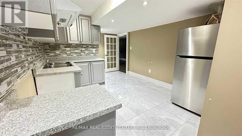 32 Gibbs Road, Brampton, ON - Indoor Photo Showing Kitchen With Double Sink With Upgraded Kitchen