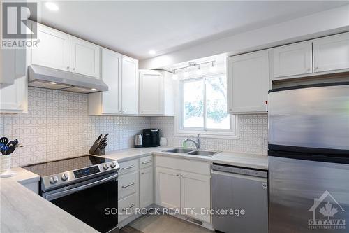 16 Shouldice Crescent, Ottawa, ON - Indoor Photo Showing Kitchen With Stainless Steel Kitchen With Double Sink With Upgraded Kitchen