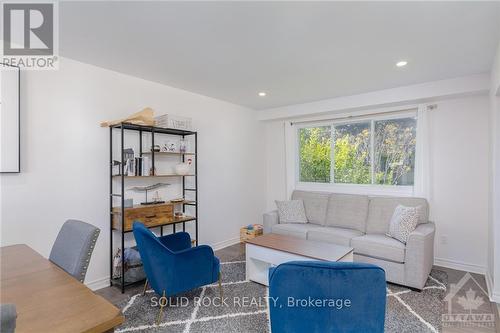 16 Shouldice Crescent, Ottawa, ON - Indoor Photo Showing Living Room