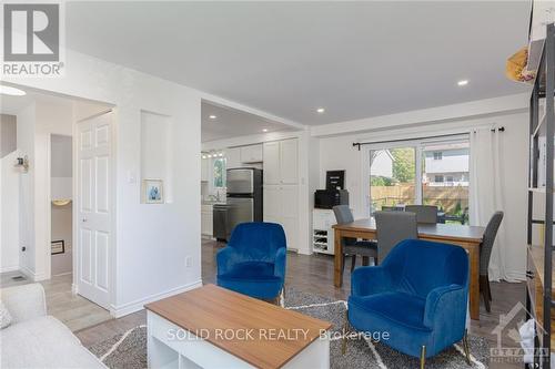 16 Shouldice Crescent, Ottawa, ON - Indoor Photo Showing Living Room