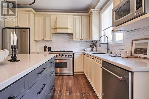 24 Rainbow Crescent, Whitby, ON - Indoor Photo Showing Kitchen With Upgraded Kitchen