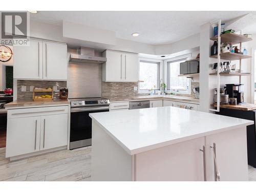 10717 Willowview Drive, Dawson Creek, BC - Indoor Photo Showing Kitchen With Upgraded Kitchen