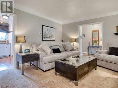 3480 Callan Street, Niagara Falls, ON - Indoor Photo Showing Living Room