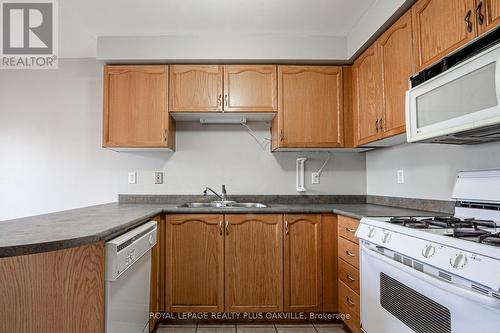 2185 Oakpoint Road, Oakville, ON - Indoor Photo Showing Kitchen With Double Sink