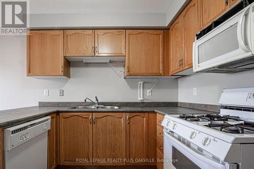 2185 Oakpoint Road, Oakville, ON - Indoor Photo Showing Kitchen With Double Sink