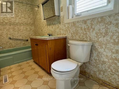 300 Elm Street S, Timmins, ON - Indoor Photo Showing Bathroom