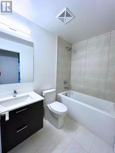 A-2210 - 30 Upper Mall Way, Vaughan, ON - Indoor Photo Showing Bathroom