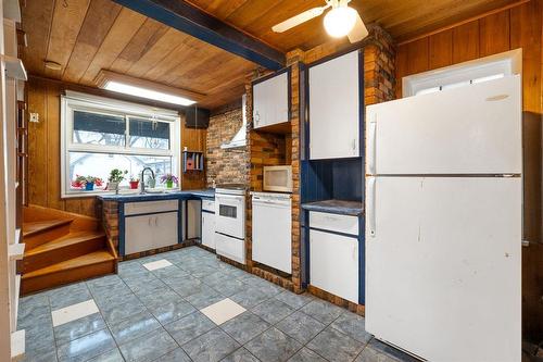 10 Rowe Street, Winnipeg, MB - Indoor Photo Showing Kitchen