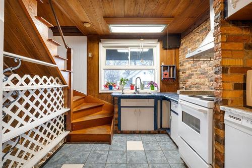 10 Rowe Street, Winnipeg, MB - Indoor Photo Showing Kitchen