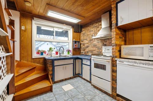 10 Rowe Street, Winnipeg, MB - Indoor Photo Showing Kitchen With Double Sink