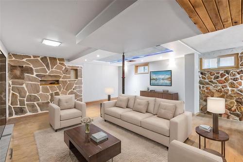 10 Rowe Street, Winnipeg, MB - Indoor Photo Showing Living Room