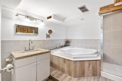 10 Rowe Street, Winnipeg, MB - Indoor Photo Showing Bathroom