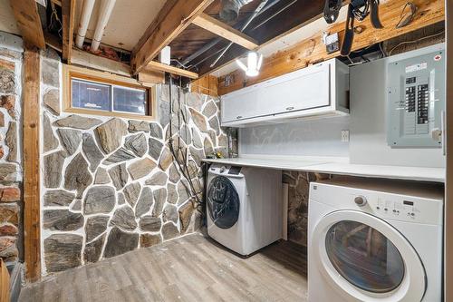 10 Rowe Street, Winnipeg, MB - Indoor Photo Showing Laundry Room