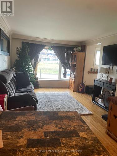 169 Penn Avenue, Newmarket, ON - Indoor Photo Showing Living Room