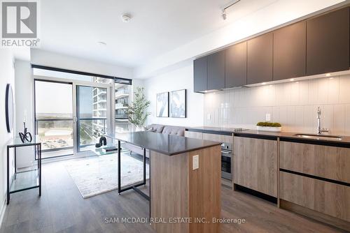 1525 - 7950 Bathurst Street, Vaughan, ON - Indoor Photo Showing Kitchen With Upgraded Kitchen