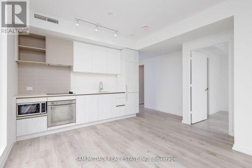 4610 - 1000 Portage Parkway, Vaughan, ON - Indoor Photo Showing Kitchen