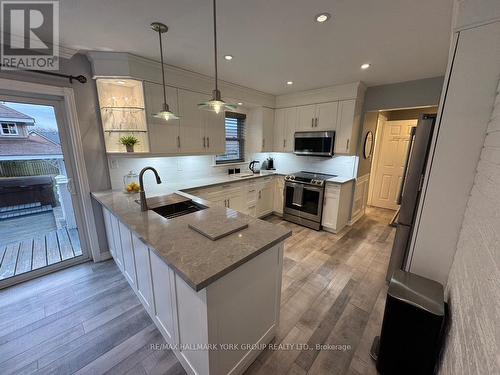 10 Dafoe Street, Uxbridge, ON - Indoor Photo Showing Kitchen With Double Sink With Upgraded Kitchen