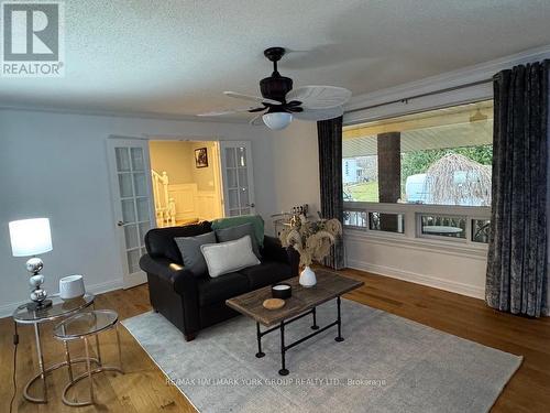 10 Dafoe Street, Uxbridge, ON - Indoor Photo Showing Living Room