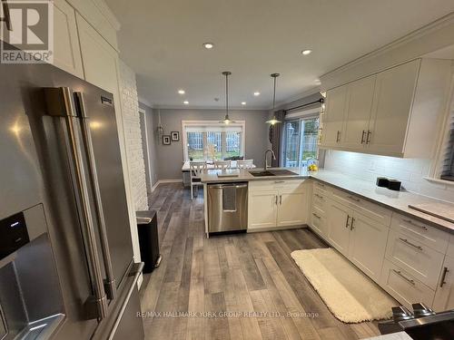 10 Dafoe Street, Uxbridge, ON - Indoor Photo Showing Kitchen With Double Sink With Upgraded Kitchen