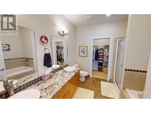 222 Boulder Creek, Cranbrook, BC - Indoor Photo Showing Bathroom