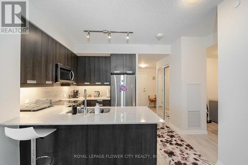 709 - 65 Watergarden Drive, Mississauga, ON - Indoor Photo Showing Kitchen With Upgraded Kitchen