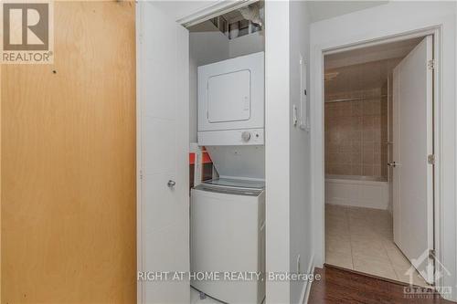 808 - 179 Metcalfe Street, Ottawa, ON - Indoor Photo Showing Laundry Room