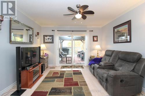 2440 Woodglade Boulevard, Peterborough (Monaghan), ON - Indoor Photo Showing Living Room