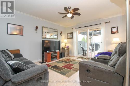 2440 Woodglade Boulevard, Peterborough (Monaghan), ON - Indoor Photo Showing Living Room