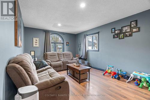 77 Anne Street, South Huron (Exeter), ON - Indoor Photo Showing Living Room