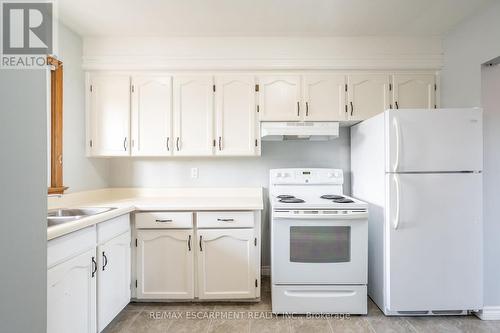 47 Bobolink Road, Hamilton, ON - Indoor Photo Showing Kitchen With Double Sink