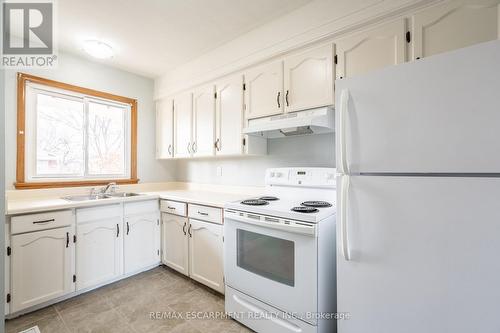 47 Bobolink Road, Hamilton, ON - Indoor Photo Showing Kitchen With Double Sink