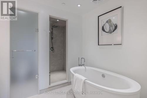 612 - 1 Strathgowan Avenue, Toronto, ON - Indoor Photo Showing Bathroom