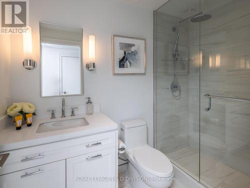 612 - 1 Strathgowan Avenue, Toronto, ON - Indoor Photo Showing Bathroom