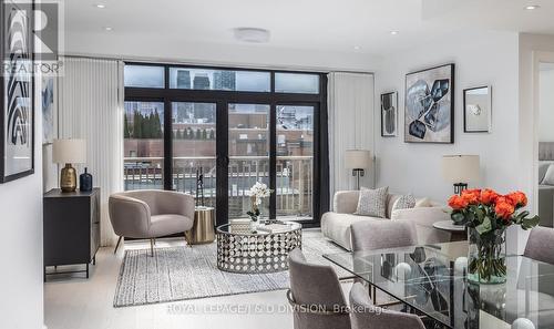 612 - 1 Strathgowan Avenue, Toronto, ON - Indoor Photo Showing Living Room