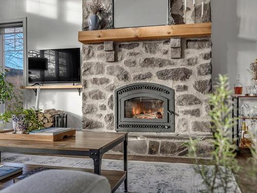 Salon - 135 Ch. Des Ruisselets, Stoneham-Et-Tewkesbury, QC - Indoor Photo Showing Living Room With Fireplace