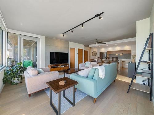 304-989 Johnson St, Victoria, BC - Indoor Photo Showing Living Room