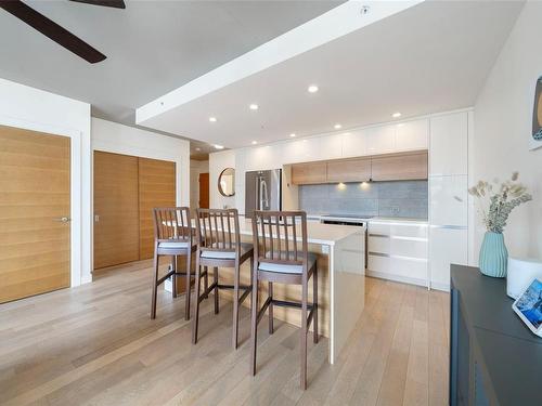 304-989 Johnson St, Victoria, BC - Indoor Photo Showing Kitchen