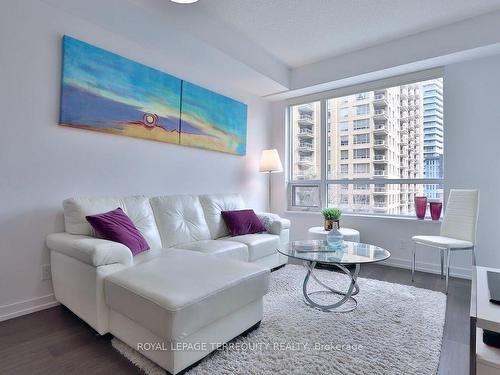 210-98 Lillian St, Toronto, ON - Indoor Photo Showing Living Room