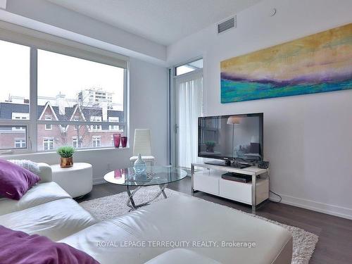 210-98 Lillian St, Toronto, ON - Indoor Photo Showing Living Room