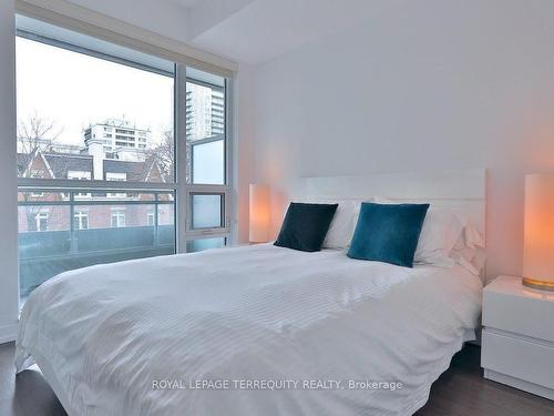 210-98 Lillian St, Toronto, ON - Indoor Photo Showing Bedroom